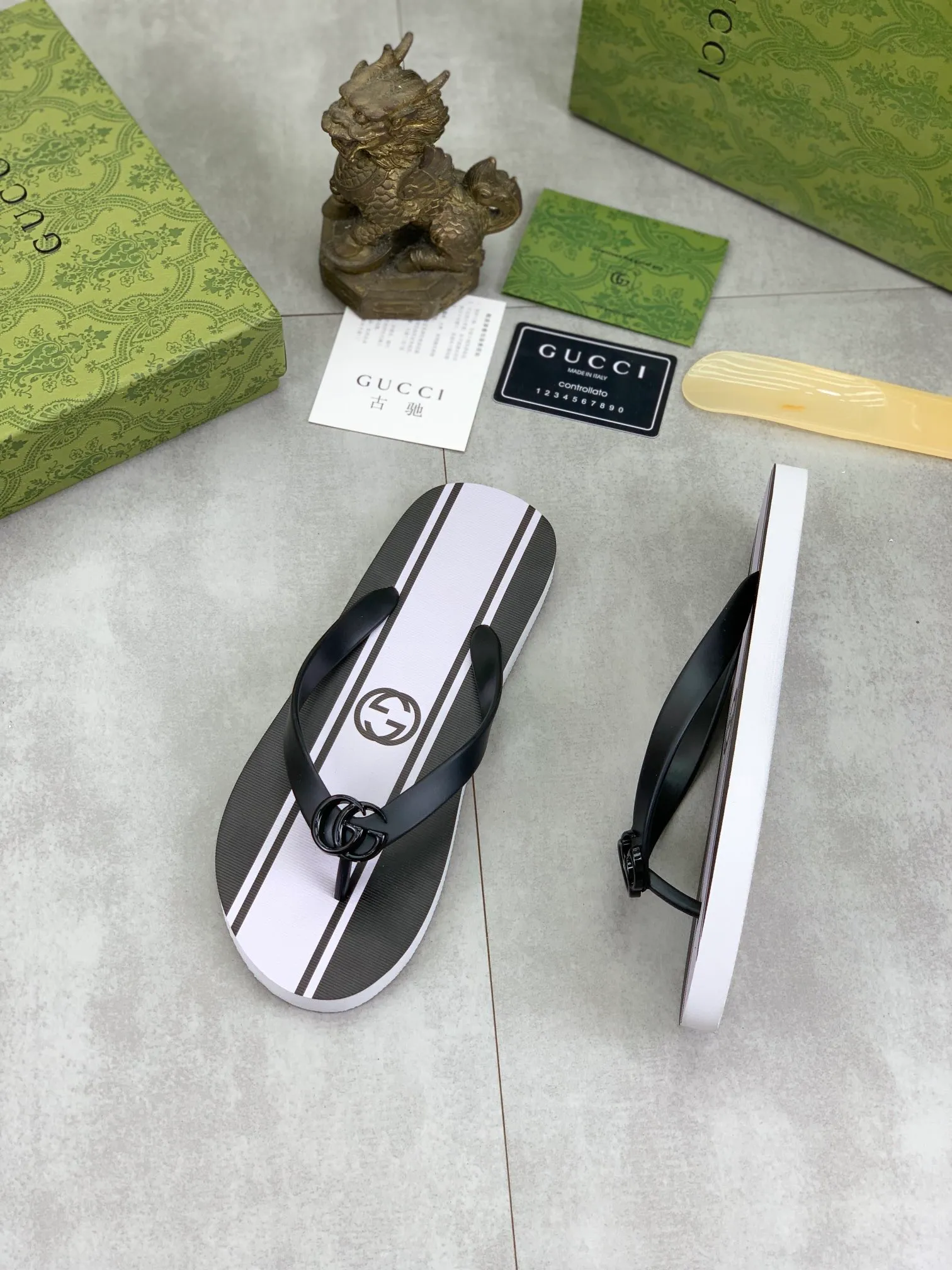 Men's men's shoes 💰P220💰【New style】🆘【GUCCI】Official website's popular Gucci adult couple 🧑‍🤝‍🧑 style, children's flip-flops are on sale at the counter simultaneously! Original fabric imported from Italy. Original bottom provided by the original factory. Size: Adult 36-45. Children’s size: 30-37. Multiple colors available.